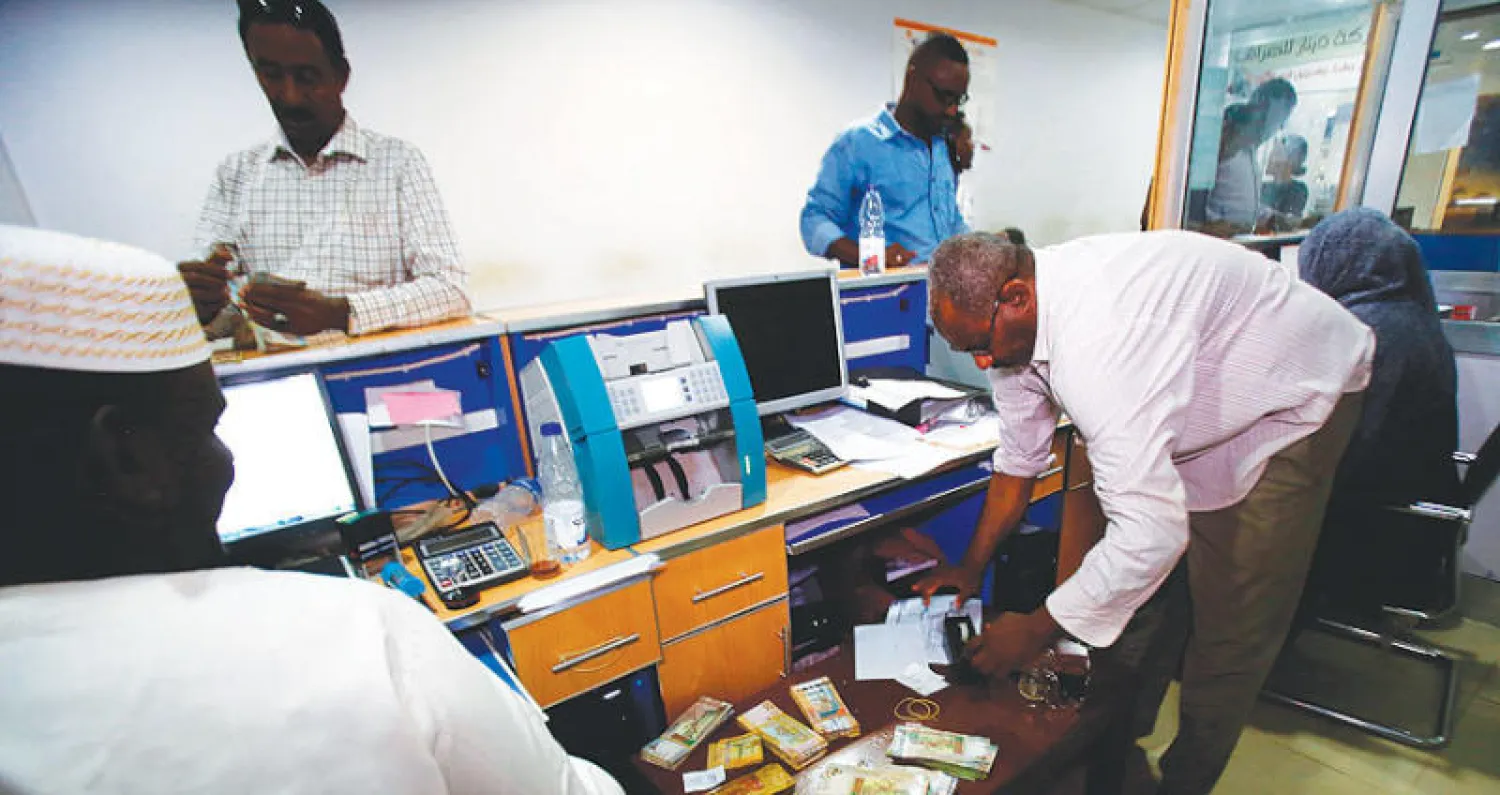 السودان يخفض قيمة عملته 60 % ويحجم عن تحريرها