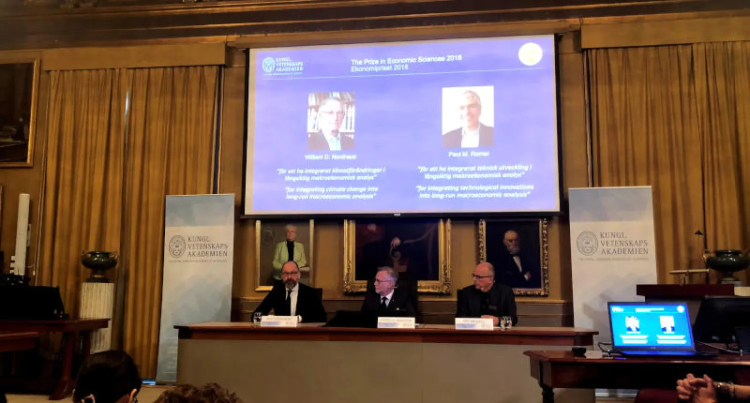 الأميركيان ويليام دي نوردهاوس وبول إم. رومر الفائزان بجائزة نوبل للعلوم الاقتصادية (رويترز)