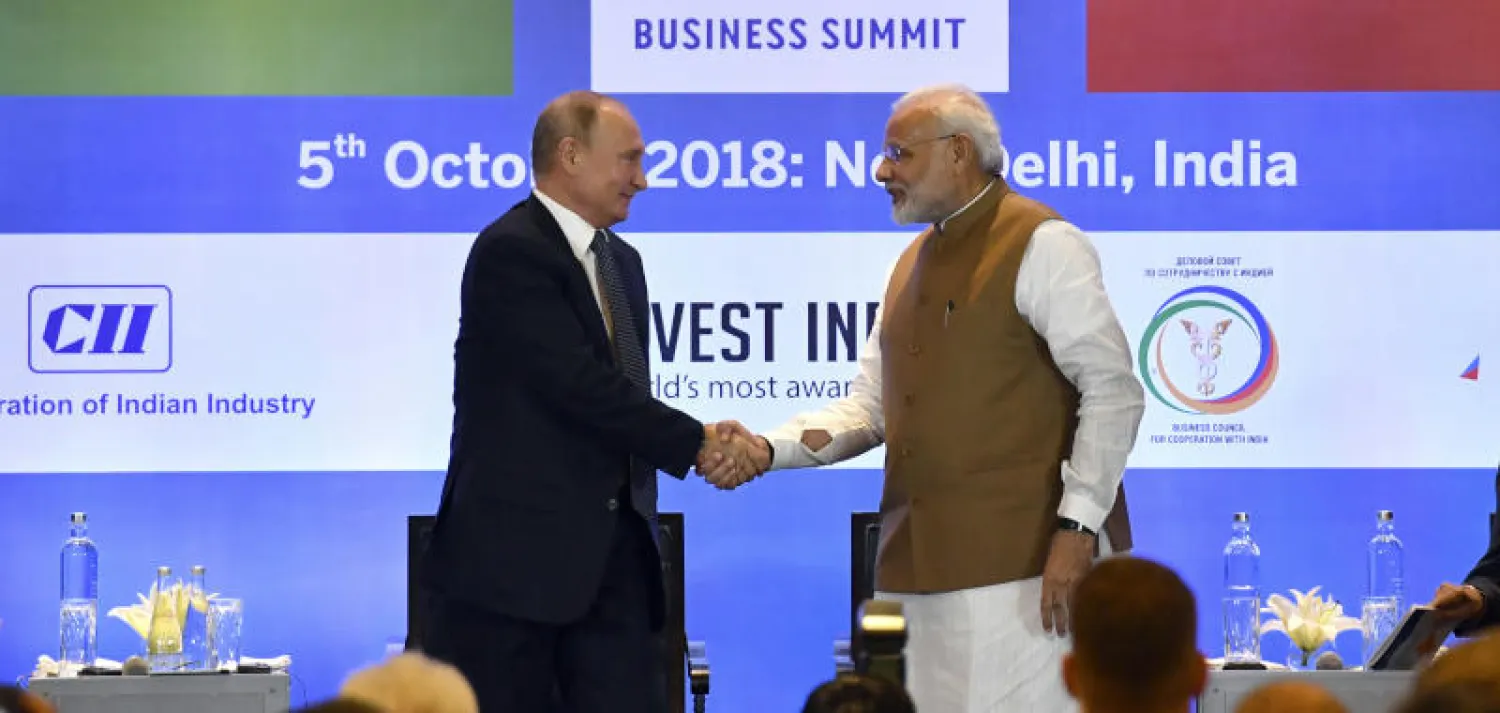 الرئيس الروسي فلاديمير بوتين ورئيس الوزراء الهندي نارندرا مودي يتصافحان خلال قمة رجال الأعمال الروسية الهندية في نيودلهي (أ.ب)