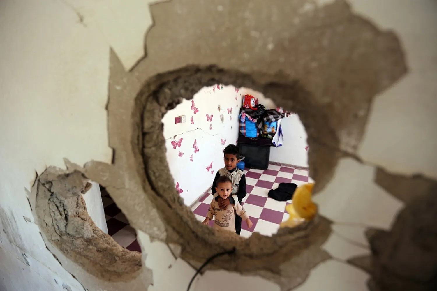 Displaced Yemeni children shelter in a damaged house. (Getty Images)