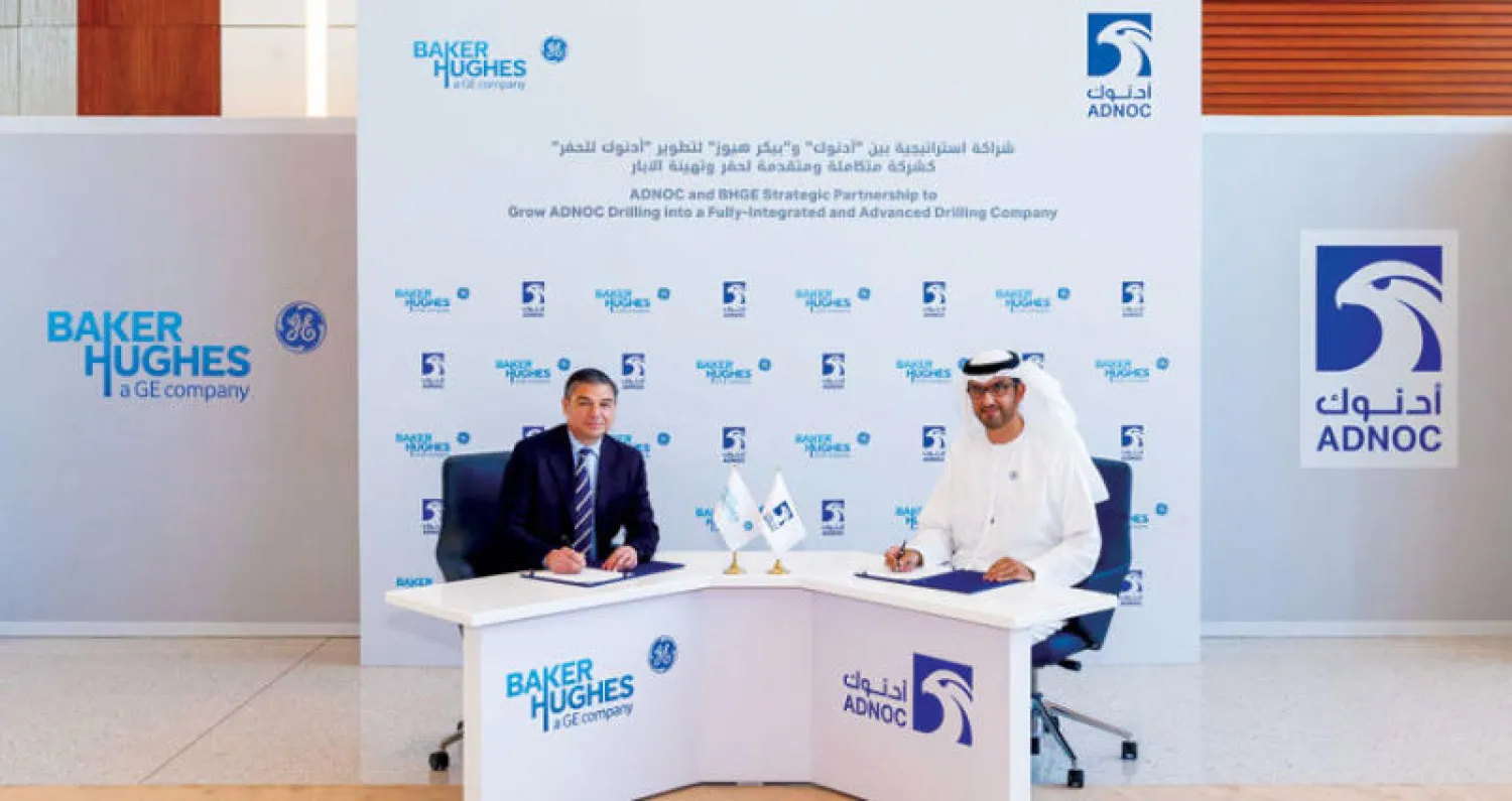 الدكتور سلطان الجابر ولورنزو سيمونيللي خلال توقيع الاتفاقية أمس («الشرق الأوسط»)