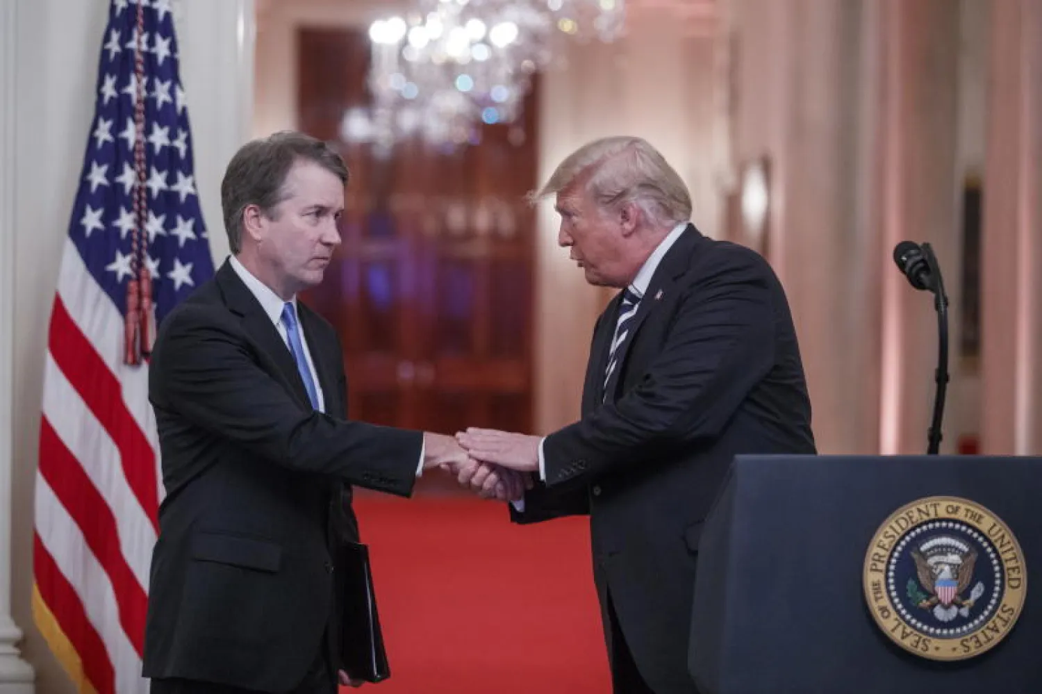 الرئيس الأميركي دونالد ترمب مصافحا القاضي بريت كافانو في البيت الأبيض (إ. ب. أ)
