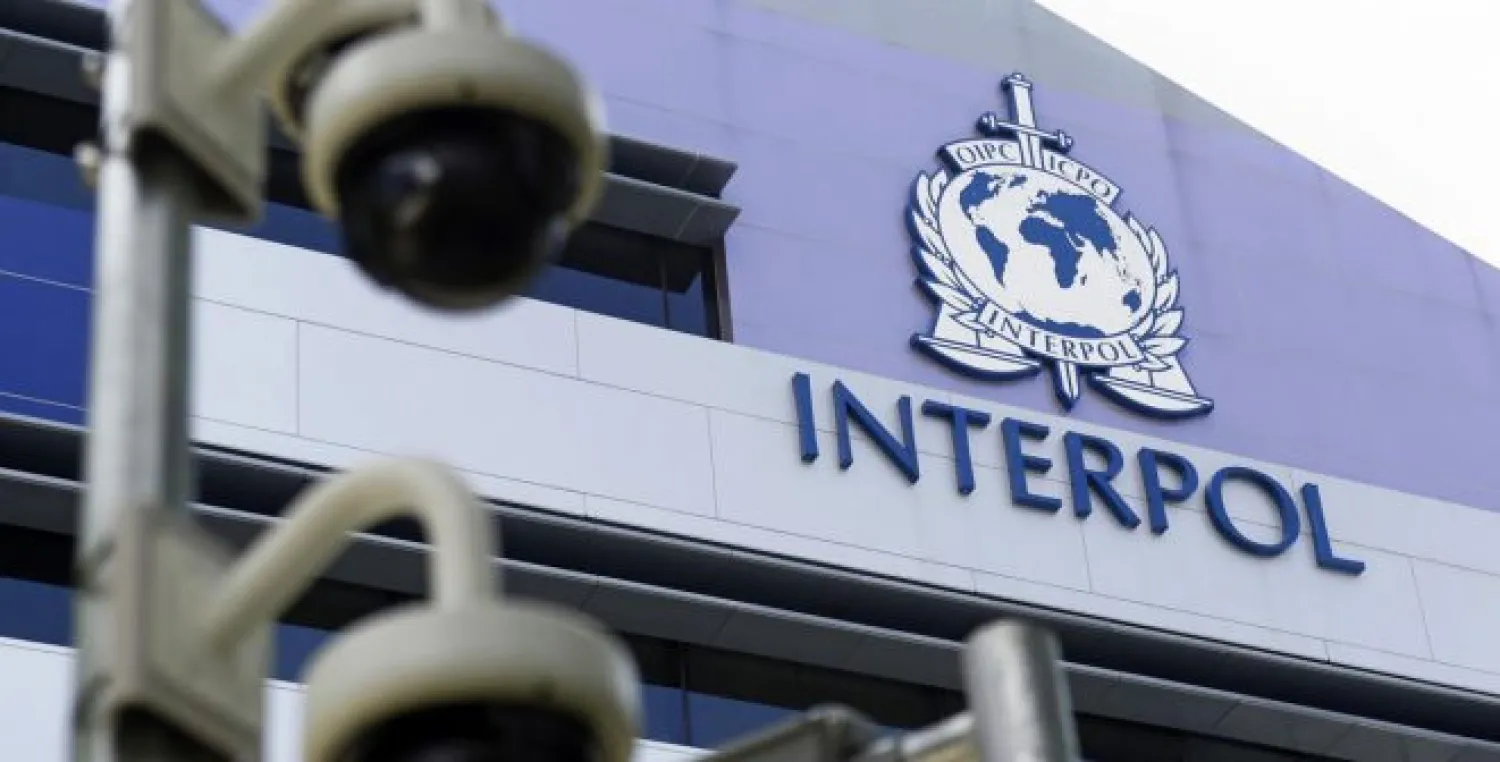 الإنتربول السعودي  يسترد مطلوباً في حكم قضائي