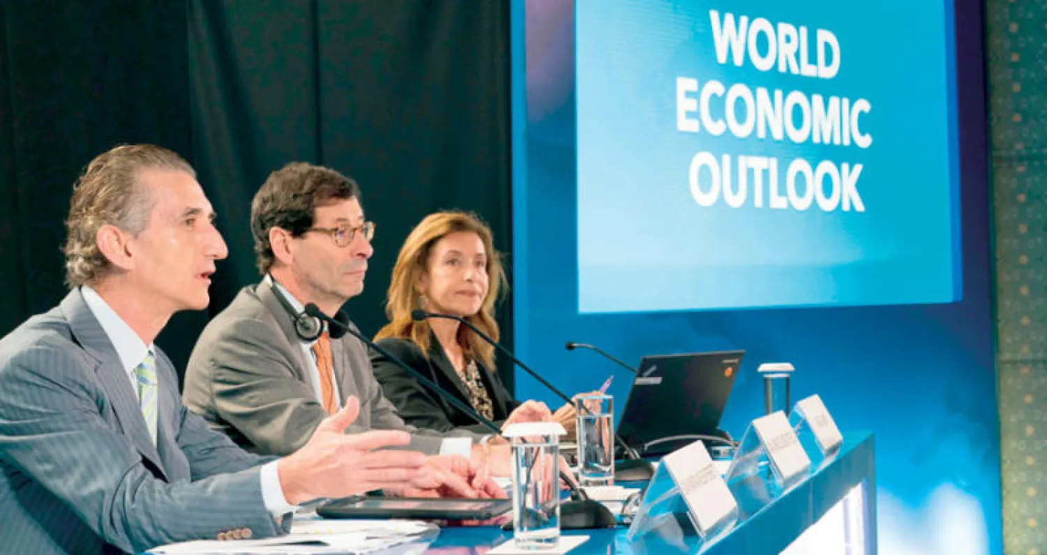 خبراء صندوق النقد الدولي خلال مؤتمر إطلاق تقرير «آفاق الاقتصاد العالمي» في إندونيسيا أمس (أ.ف.ب)