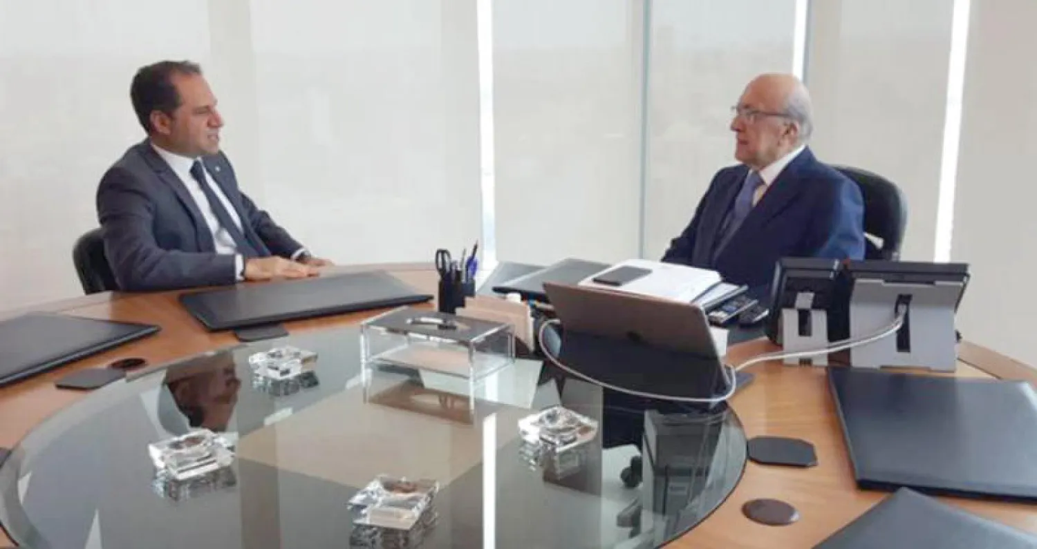 رئيس حزب «الكتائب» سامي الجميل خلال اجتماعه مع رئيس جمعية المصارف جوزف طربيه (موقع الكتائب)