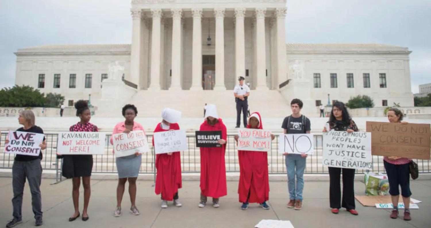متظاهرون يحتجون على تثبيت كافانو خارج مقر المحكمة العليا في واشنطن أمس (أ.ف.ب)