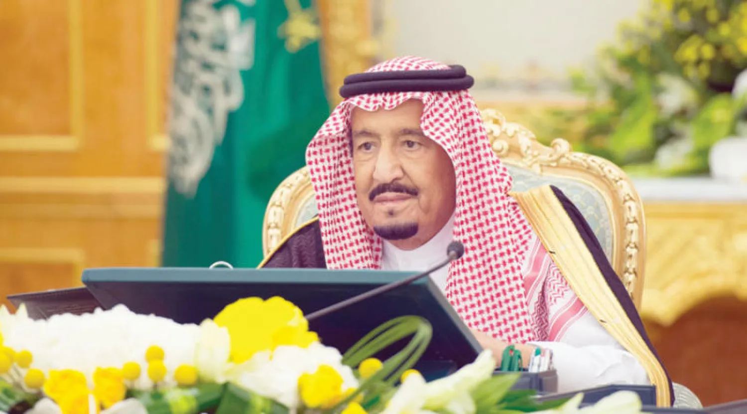 خادم الحرمين الشريفين لدى ترؤسه جلسة مجلس الوزراء في الرياض أمس (واس)