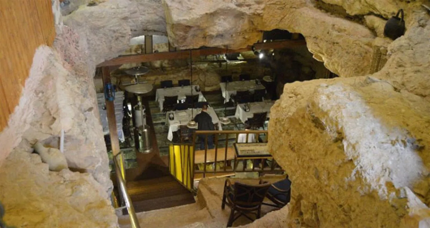 أردني يحول كهفاً عمره 65 مليون عام إلى مطعم