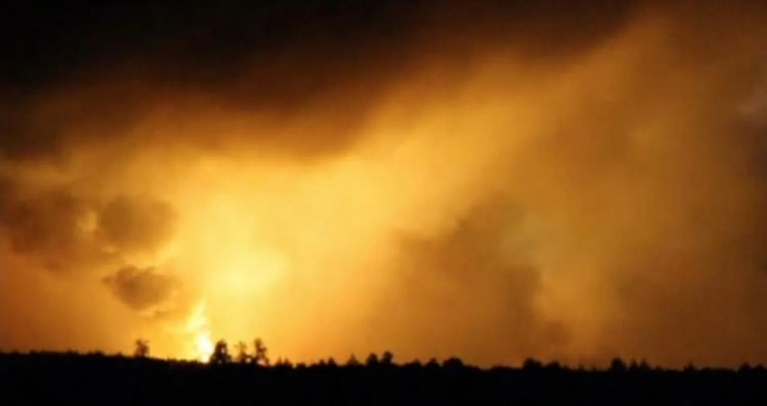 حريق ضخم في مخزن أسلحة قرب قرية دروجبا على بعد نحو 135 كلم شمال شرقي كييف.