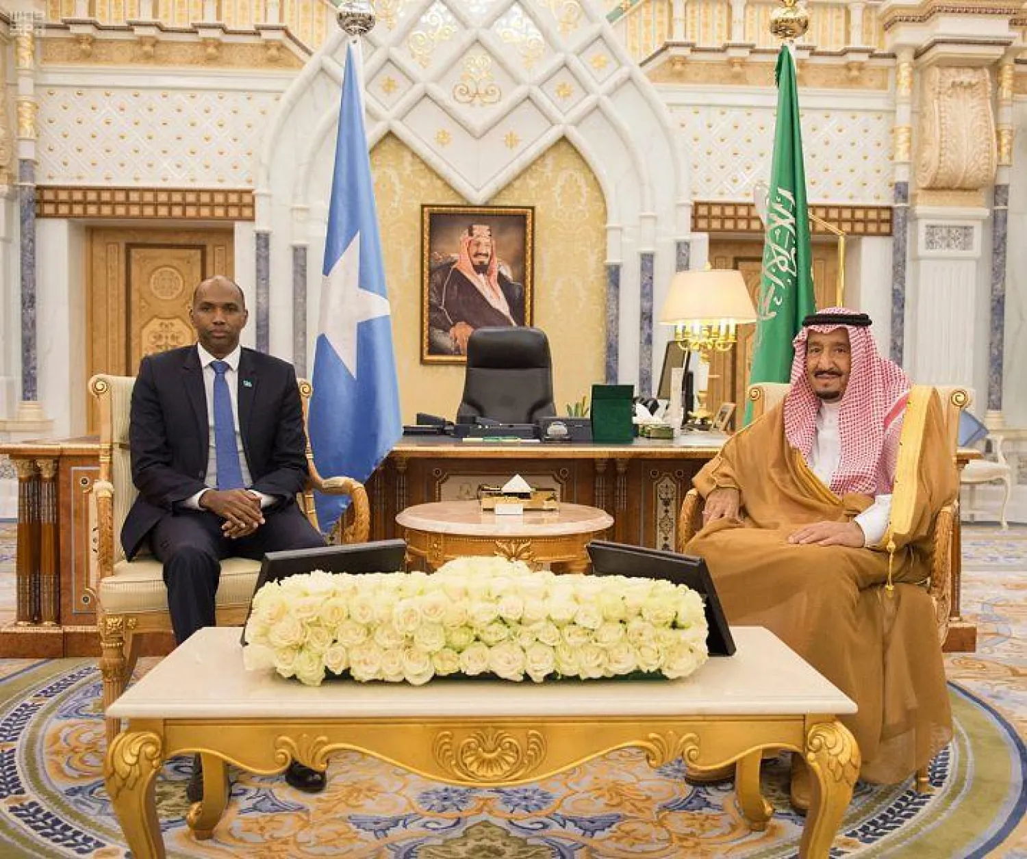 خادم الحرمين الشريفين خلال استقباله رئيس الوزراء الصومالي (واس)