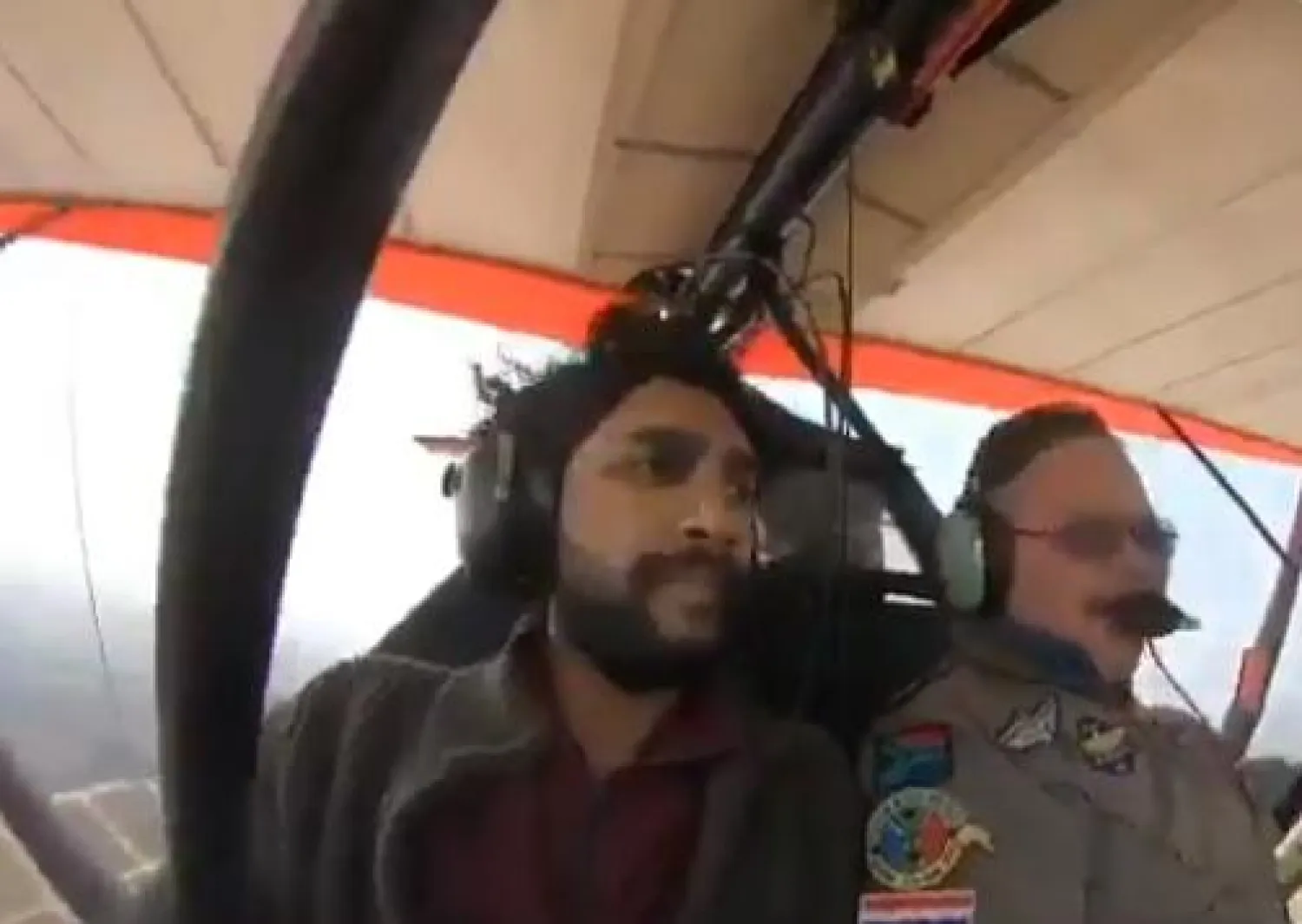 لقطة تُظهر الشخصين اللذين كانا داخل المروحية التي توقف محركها (تويتر)