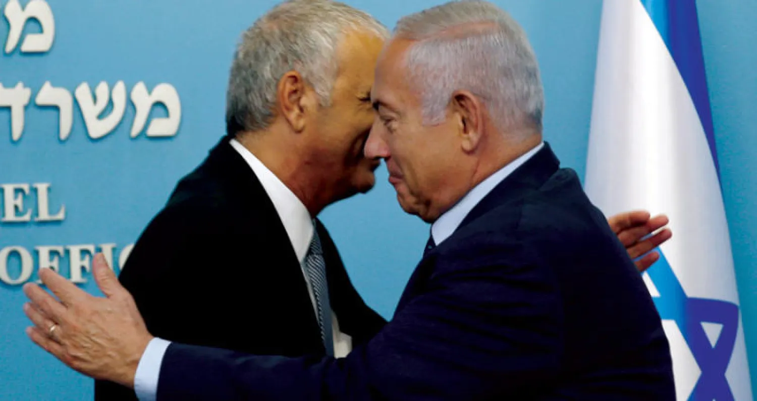 نتنياهو ووزير المالية موشي كحلون خلال مؤتمر تعيين حاكم البنك المركزي (رويترز)