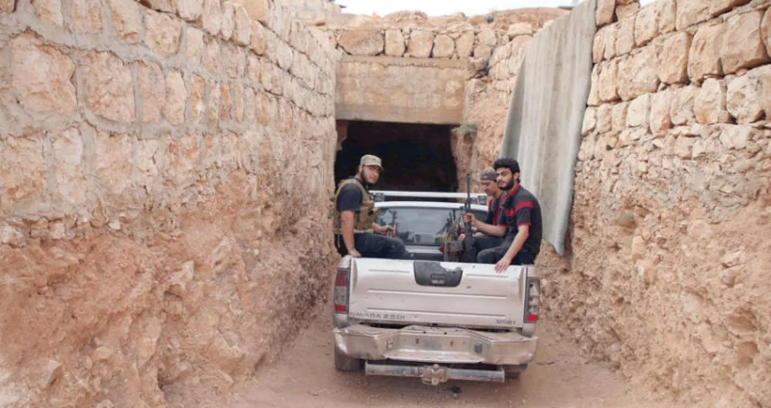 عناصر من «الجبهة الوطنية للتحرير» في ريف حلب الغربي أول من أمس (أ.ف.ب)
