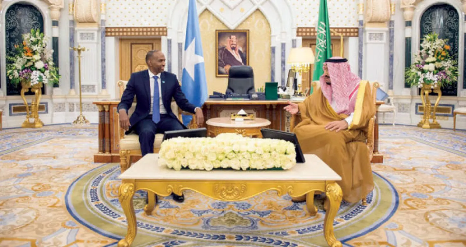 خادم الحرمين الشريفين لدى لقائه رئيس الوزراء الصومالي حيث بحث الجانبان المستجدات في المنطقة والقرن الأفريقي (واس)