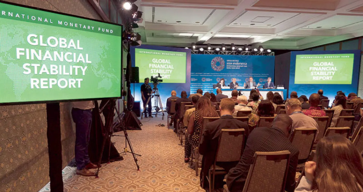 جانب من جلسات اجتماعات صندوق النقد الدولي في بالي الإندونيسية أمس (إ ب أ)