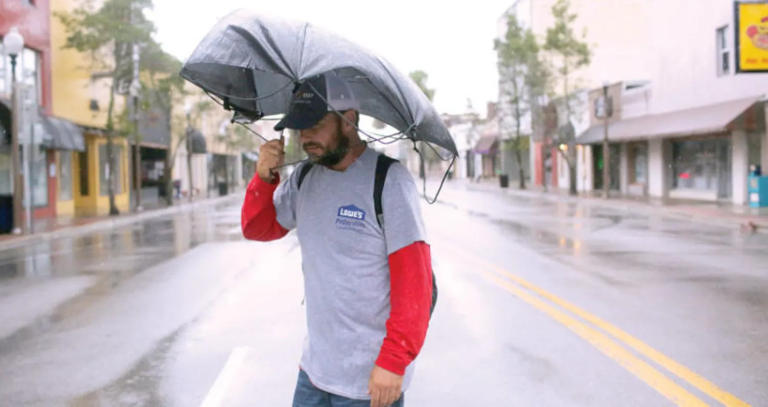 أميركي في شارع ببنما سيتي في فلوريدا أمس مع اقتراب الإعصار (إ.ب.أ)