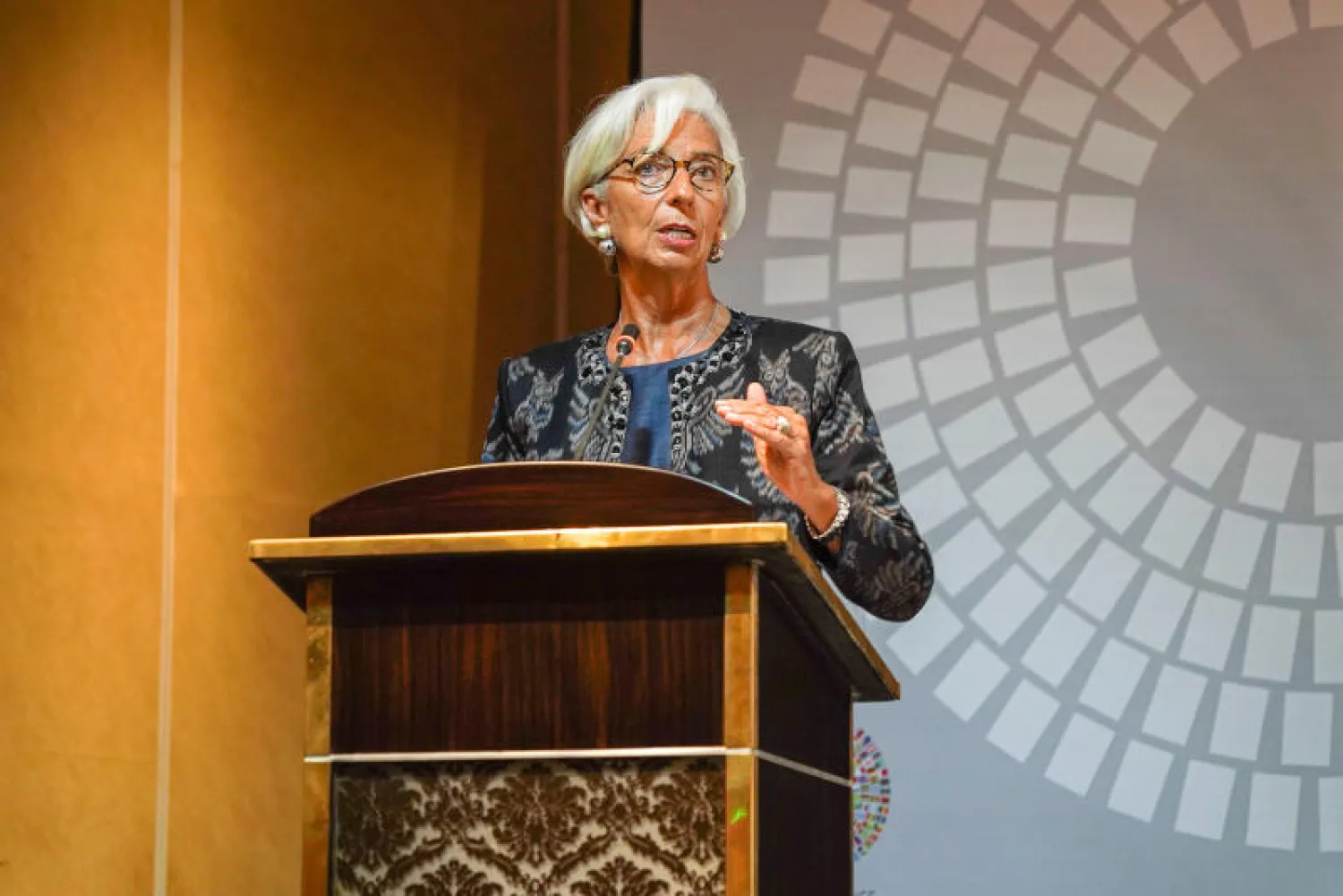 مديرة صندوق النقد الدولي كريستين لاغارد تتحدث في بالي (رويترز)