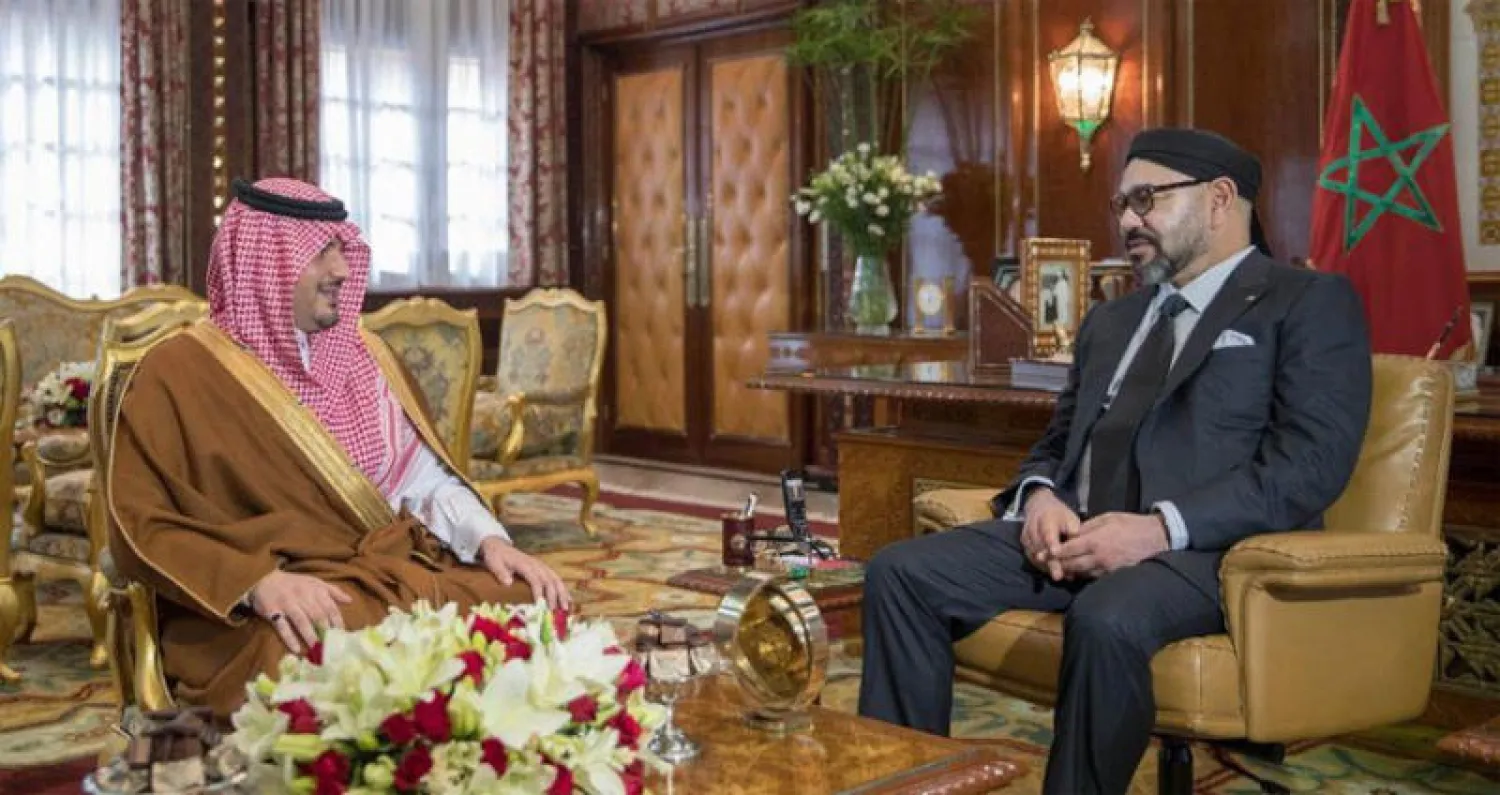 العاهل المغربي الملك محمد السادس، أمس، في القصر الملكي بالرباط مع الأمير عبد العزيز بن سعود بن نايف، وزير الداخلية السعودي.