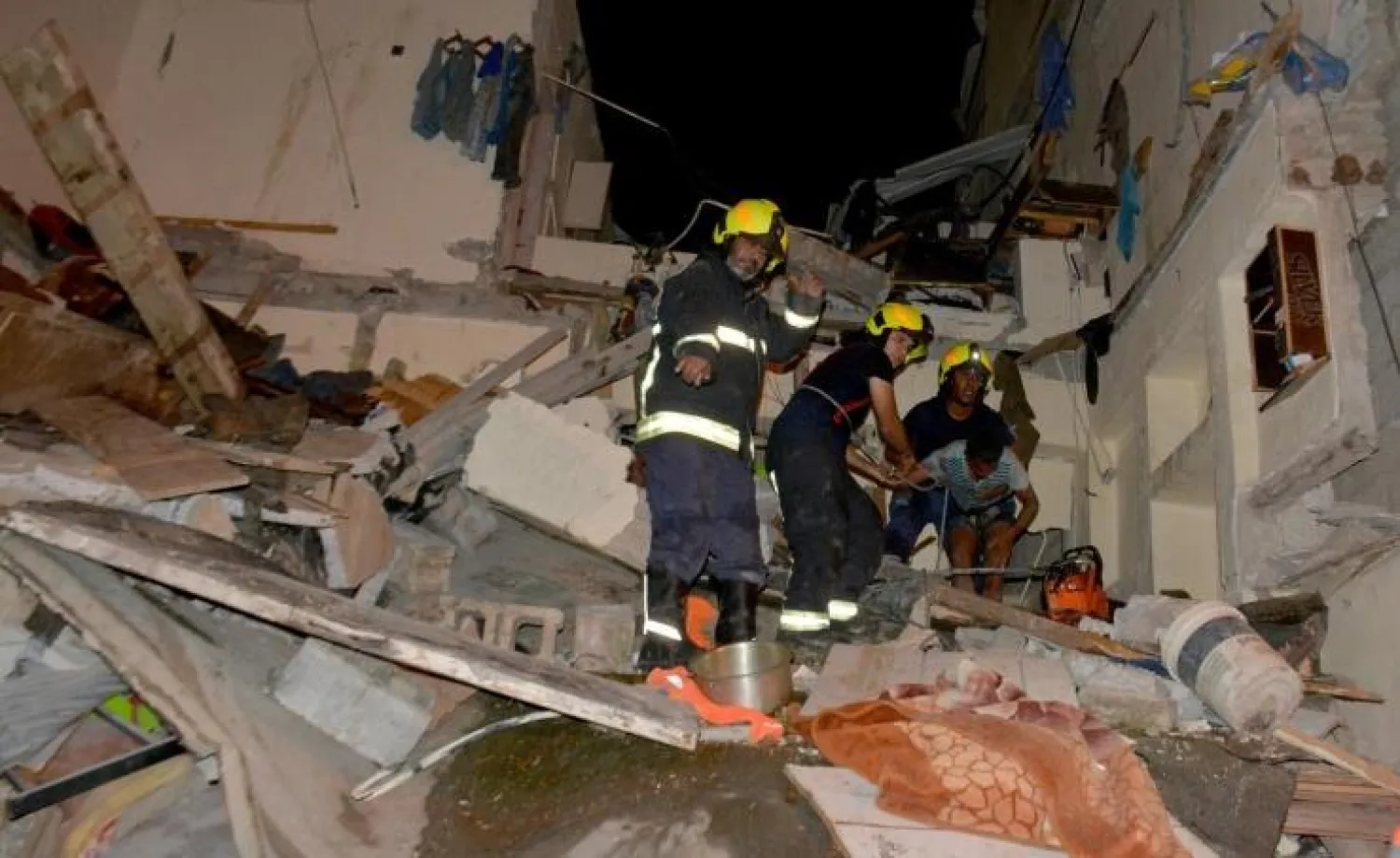 عناصر الدفاع المدني في موقع انهيار المبنى السكني بالمنامة (بنا)