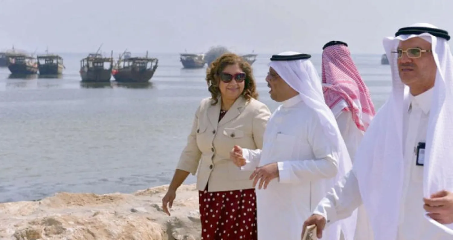 القنصل الأميركية في الظهران خلال زيارتها محافظة القطيف أول من أمس