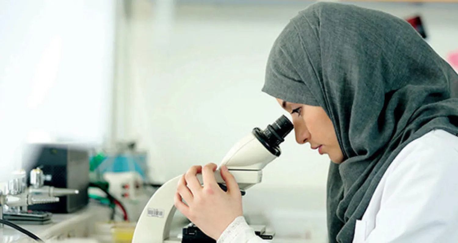 الدكتورة ليلى الموسوي اختصاصية في علم الأحياء تكرمها اليونيسكو