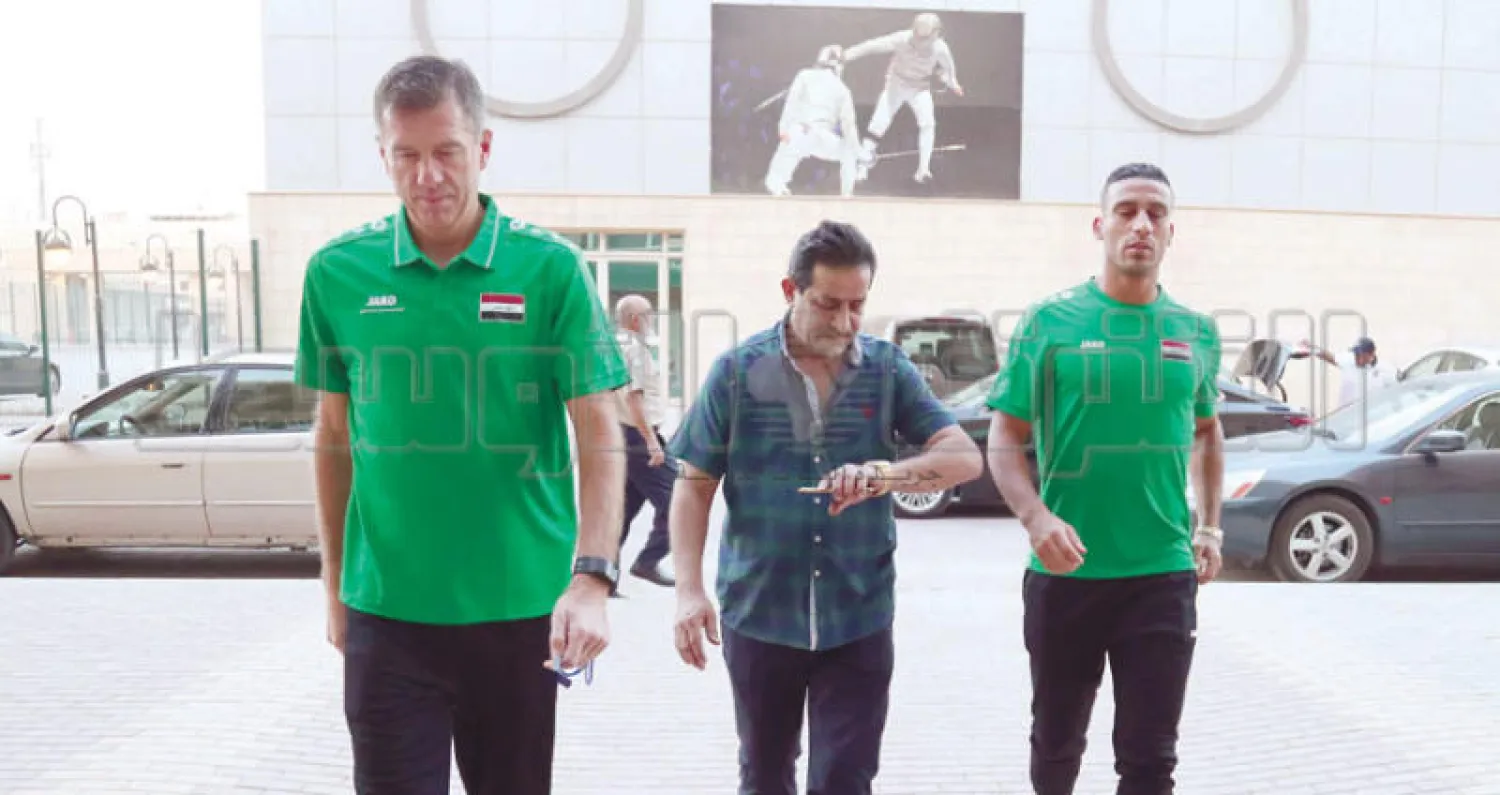 كاتانيش وعلي عدنان في طريقهما للمؤتمر الصحافي أمس (تصوير: سعد العنزي)