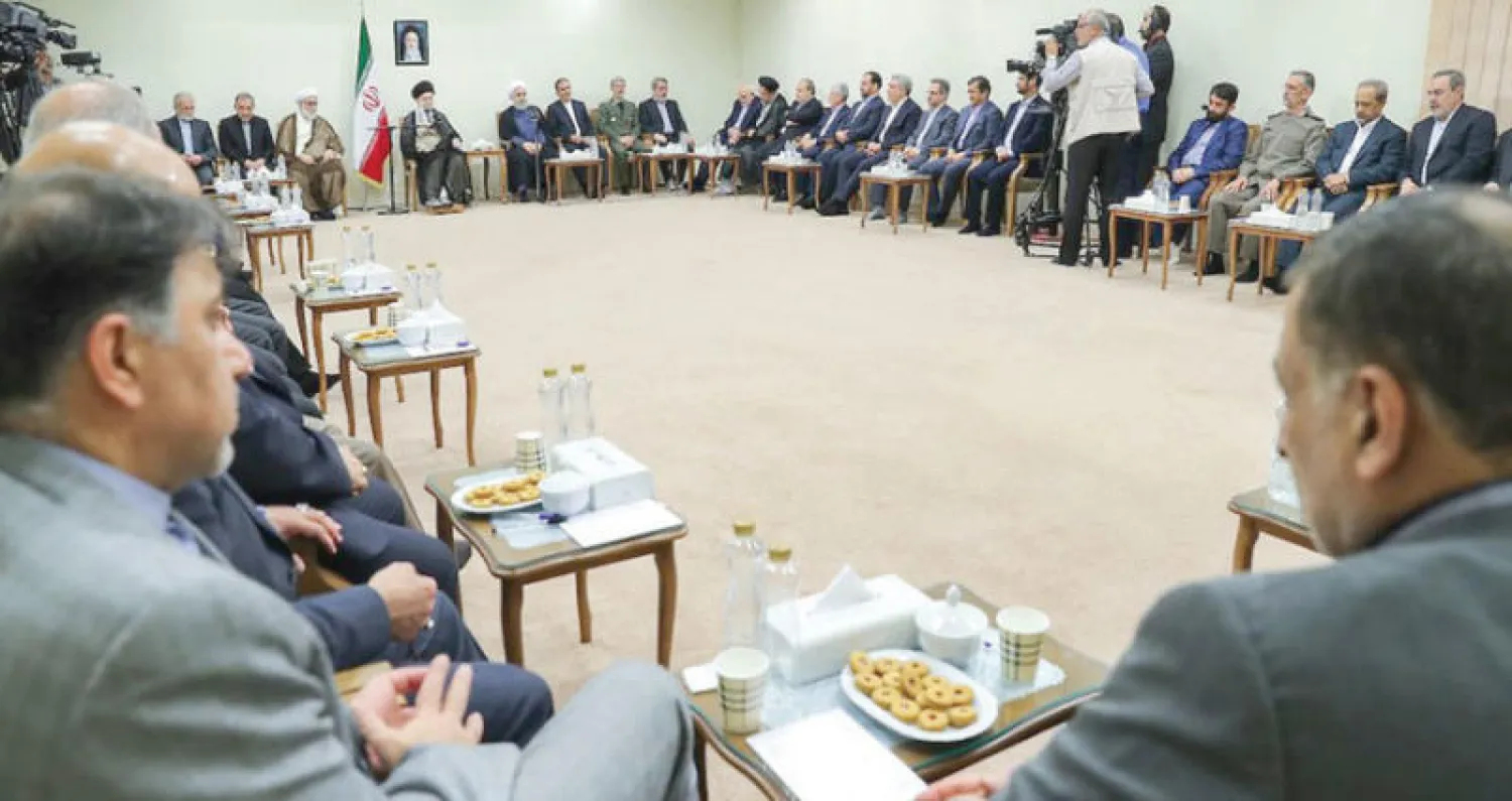 صورة نشرها موقع المرشد الإيراني من لقائه بكبار المسؤولين الإيرانيين أول من أمس