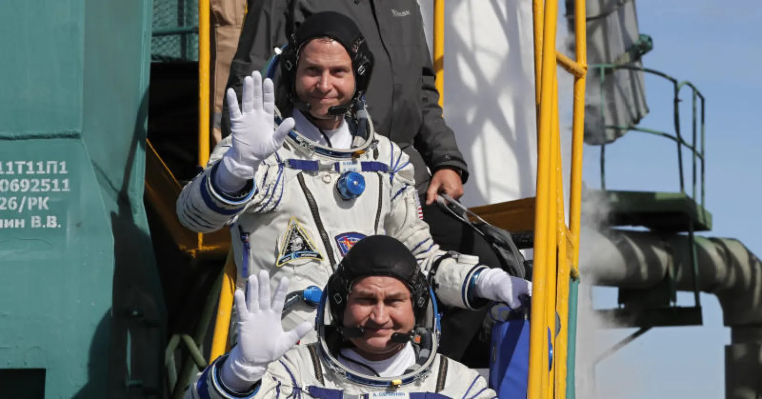 رائدا الفضاء الأميركي نيك هاج والروسي ألكسي أوفتشينين وهما ينطلقان إلى رحلتهما قبل حدوث العطل الفني (أ.ب)