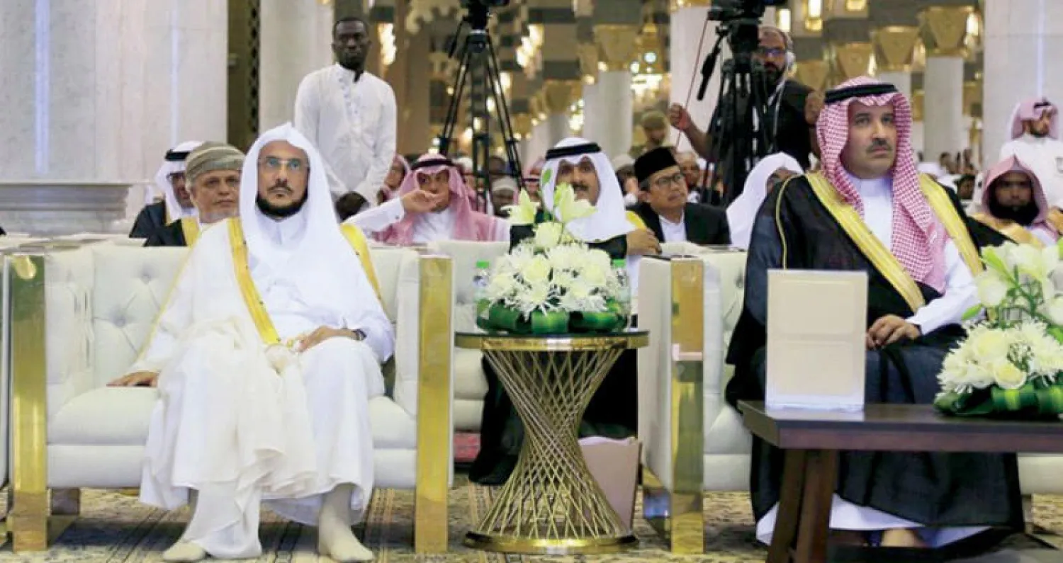 الأمير فيصل بن سلمان لدى رعايته حفل تكريم الفائزين بمسابقة الملك عبد العزيز القرآنية بحضور الدكتور عبد اللطيف آل الشيخ وزير الشؤون الإسلامية والدعوة والإرشاد («الشرق الأوسط»)