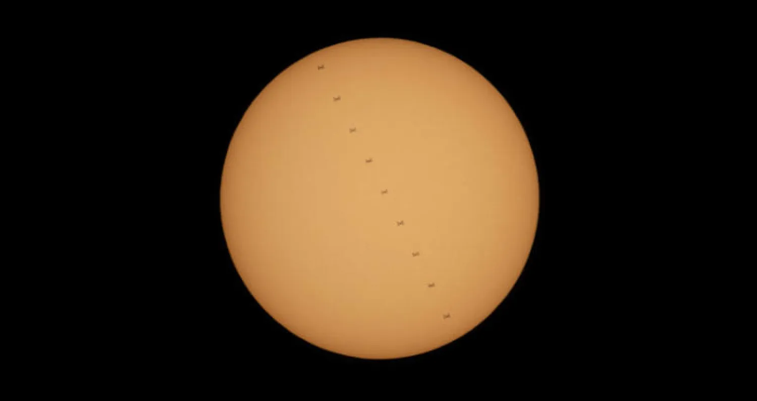 صورة مركبة تظهر لحظات مرور محطة الفضاء الدولية أمام  الشمس (أ.ف.ب)