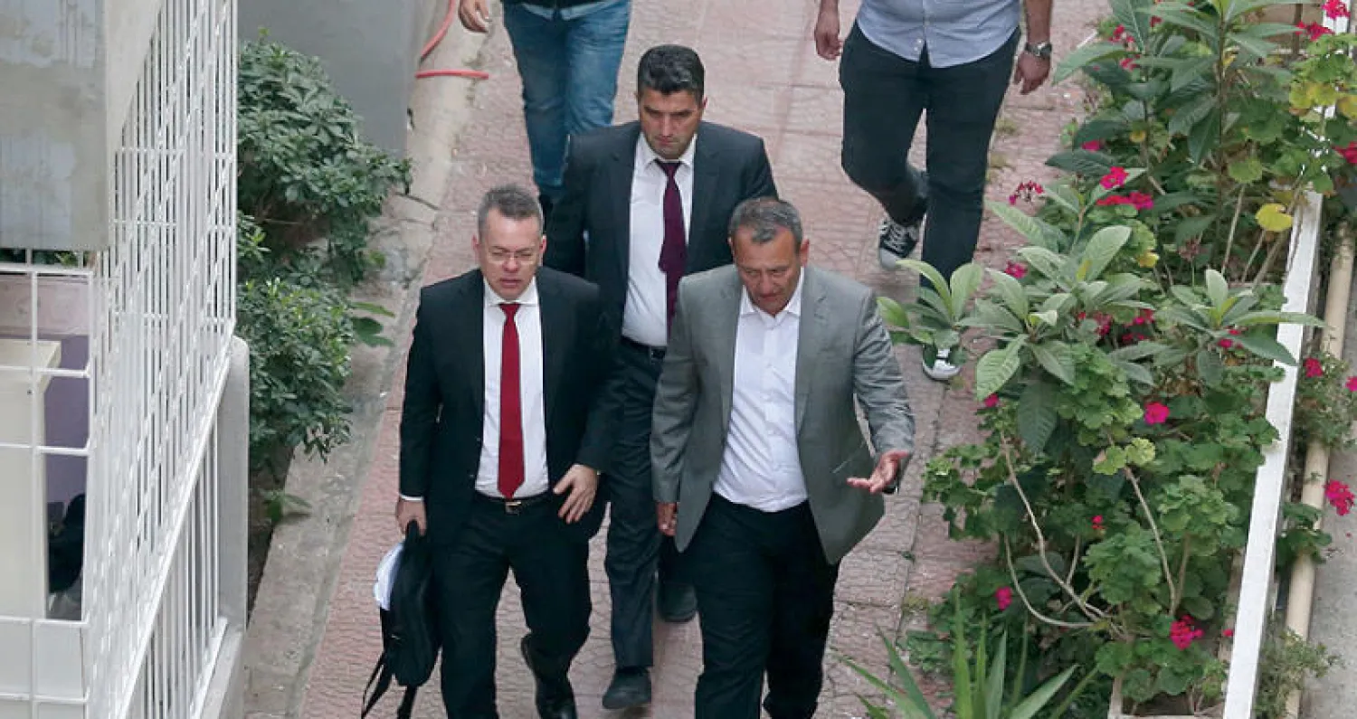 القس الأميركي أندرو برانسون (يسار) بعد أن سمحت له المحكمة بمغادرة البلاد (أ.ف.ب)