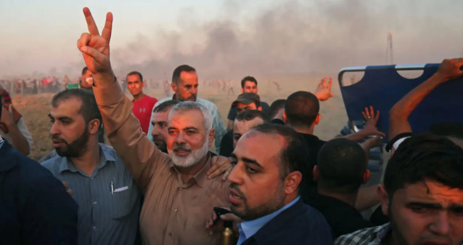 اسماعيل هنية  يرفع شارة النصر في أحد شوارع غزة (أ.ف.ب)