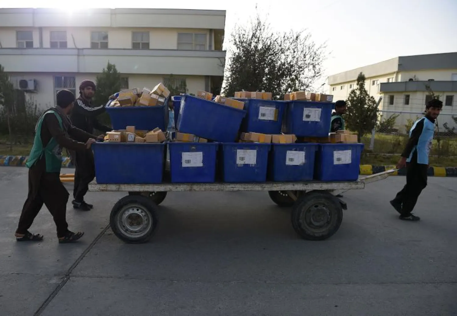 نقل أجهزة بيومترية إلى مراكز اقتراع في كابل  (أ. ف. ب)