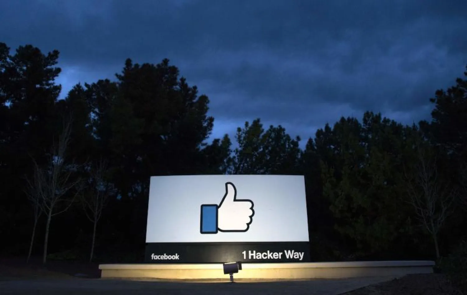 لافتة عليها أيقونة «لايك» أمام مدخل مقر «فيسبوك» في مينلو بارك بولاية كاليفورنيا الأميركية (أ.ف.ب)