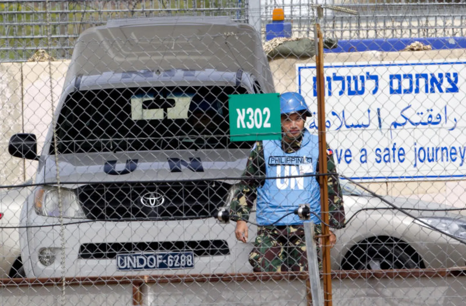 عنصر من قوات حفظ السلام بالقرب من معبر القنيطرة في الجولان (أ.ب)