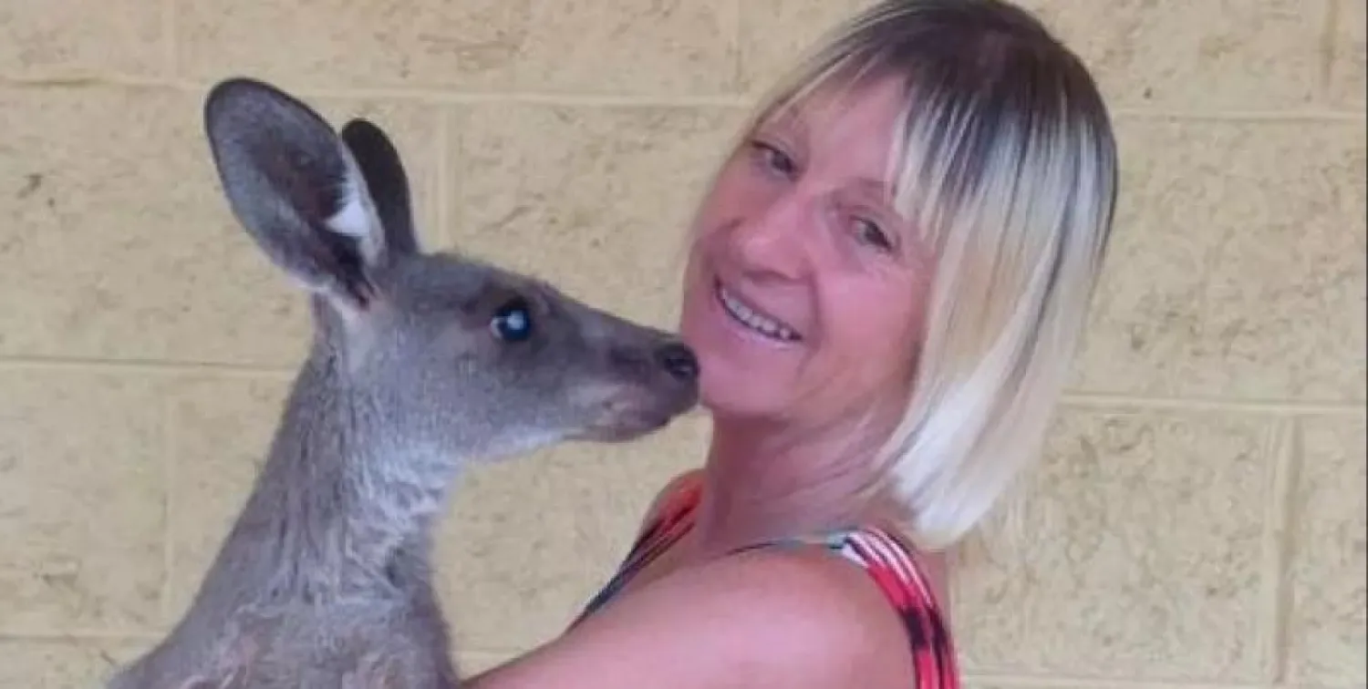 السيدة ليندا سميث المهتمة برعاية الحياة البرية للحيوانات في صورة أرشيفية مع حيوان كنغر (فيسبوك)