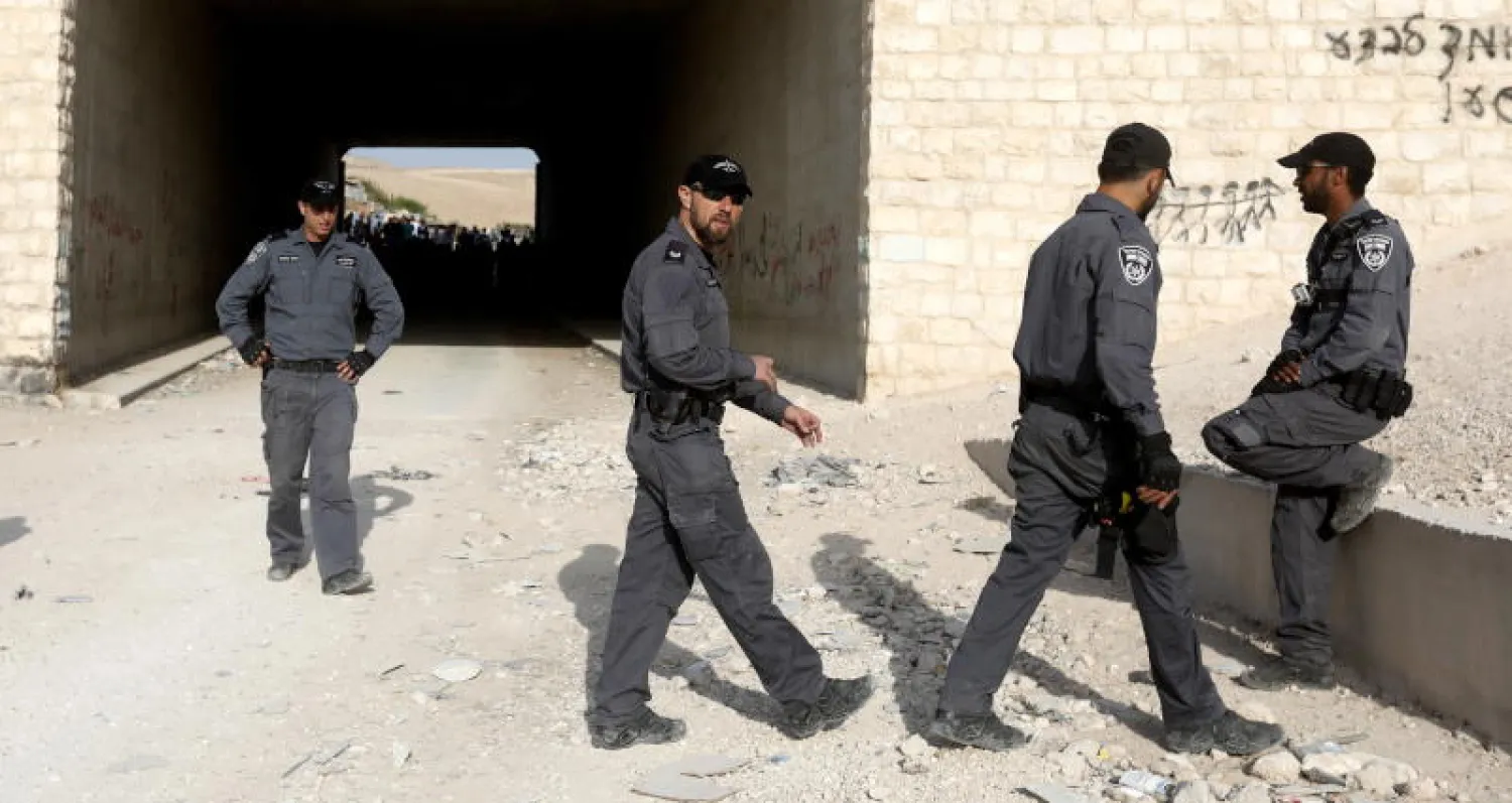 عناصر من الشرطة الإسرائيلية تحرس قرية خان الأحمر البدوية الفلسطينية التي تقع بين مدينة أريحا بالضفة الغربية والقدس (أ.ف.ب)