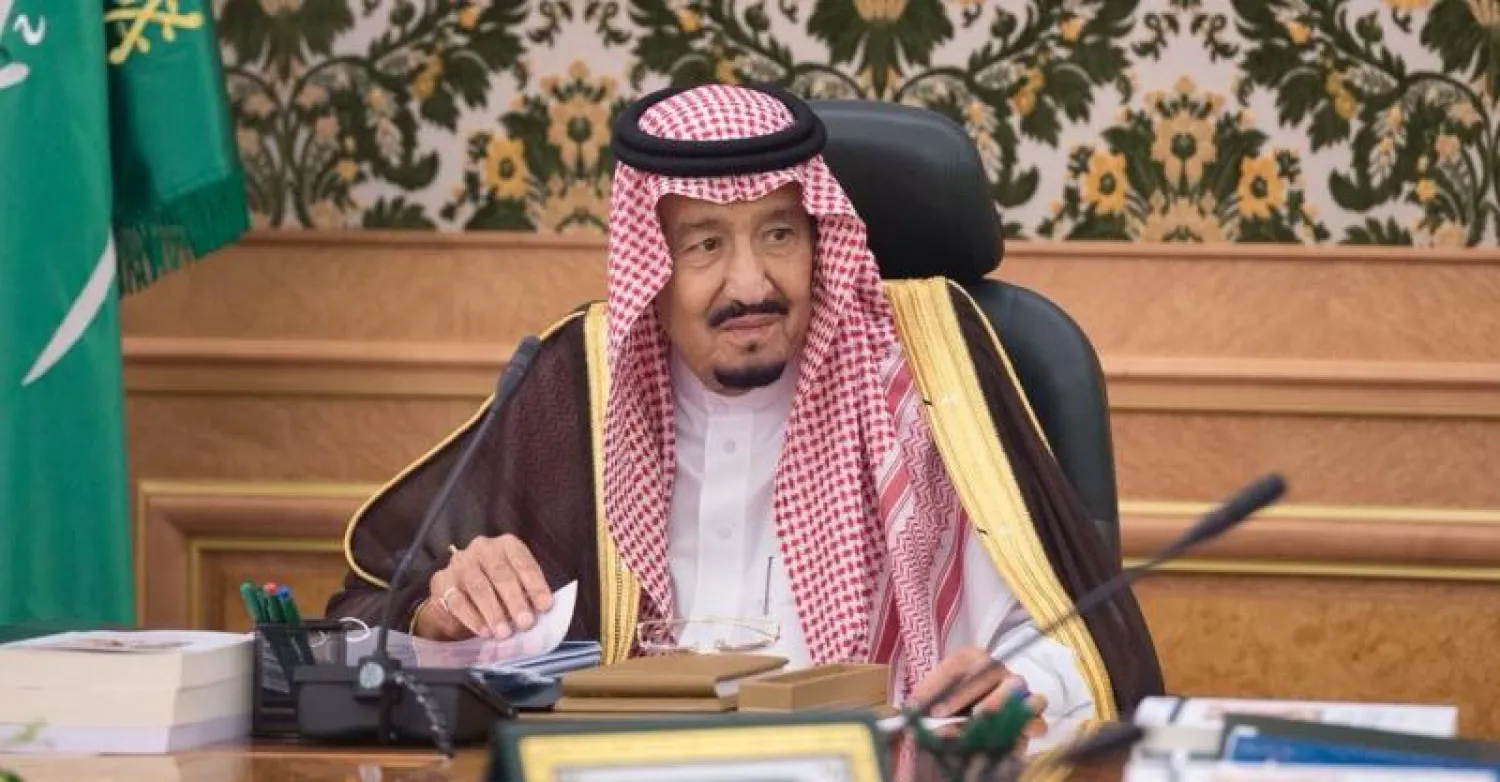 خادم الحرمين خلال ترؤسه مجلس إدارة دارة الملك عبد العزيز (واس)