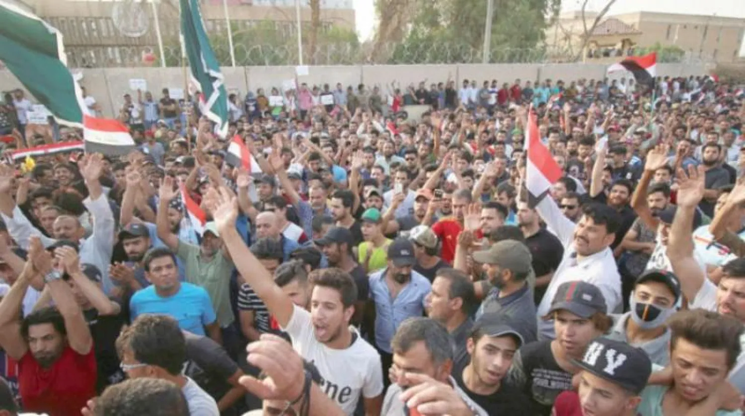 مظاهرة سابقة أمام مبنى محافظة البصرة (رويترز)