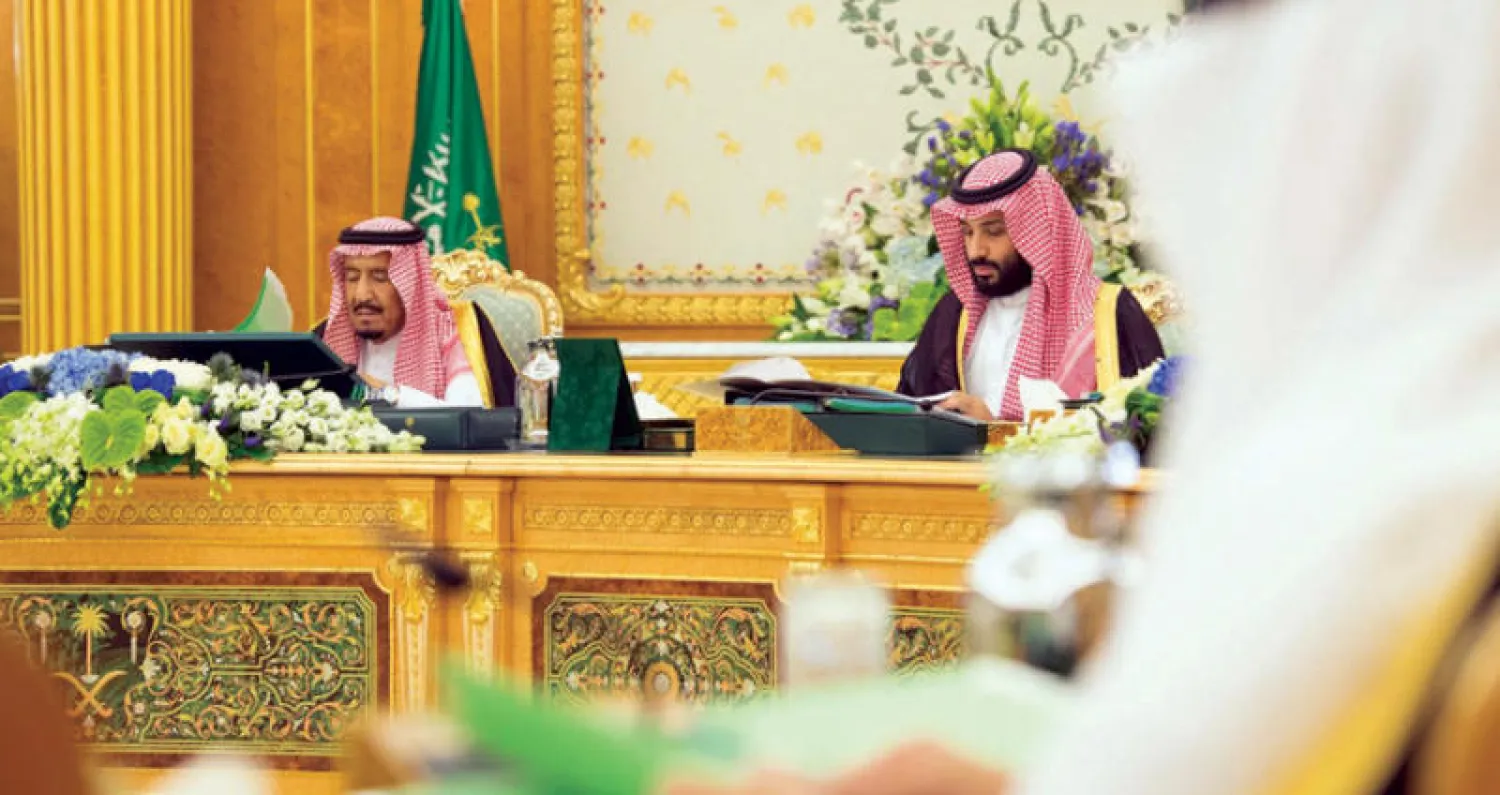 جانب من جلسة مجلس الوزراء برئاسة الملك سلمان بن عبد العزيز ويبدو الأمير محمد بن سلمان (واس)