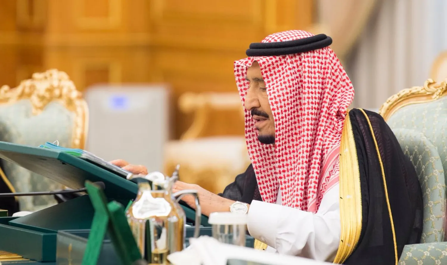 خادم الحرمين الشريفين خلال ترؤسه جلسة مجلس الوزراء (واس)