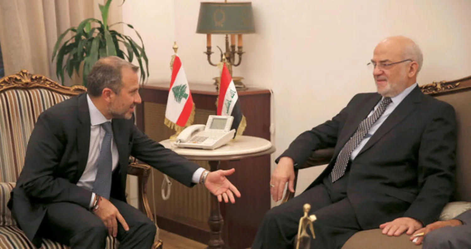 جبران باسيل خلال اجتماعه مع زميله العراقي إبراهيم الجعفري (أ.ب)