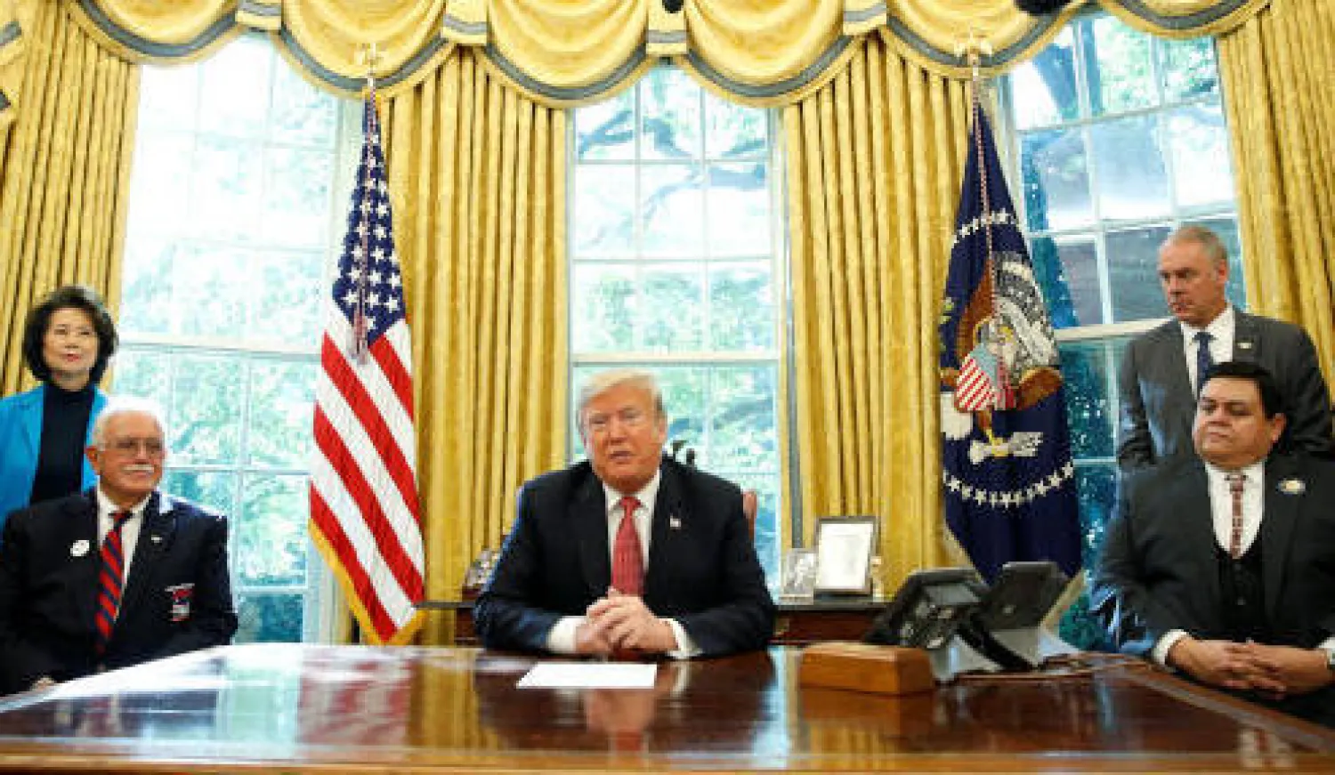 الرئيس الأميركي دونالد ترمب يتحدث في المكتب البيضاوي للبيت الأبيض بواشنطن (رويترز)