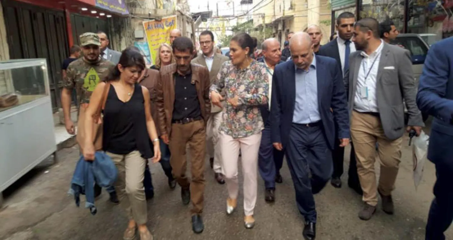 الأميرة فيكتوريا ولية عهد السويد جالت أمس في مخيم برج البراجنة الفلسطيني في لبنان والتقت أساتذة مدارس الأونروا (الوكالة الوطنية)