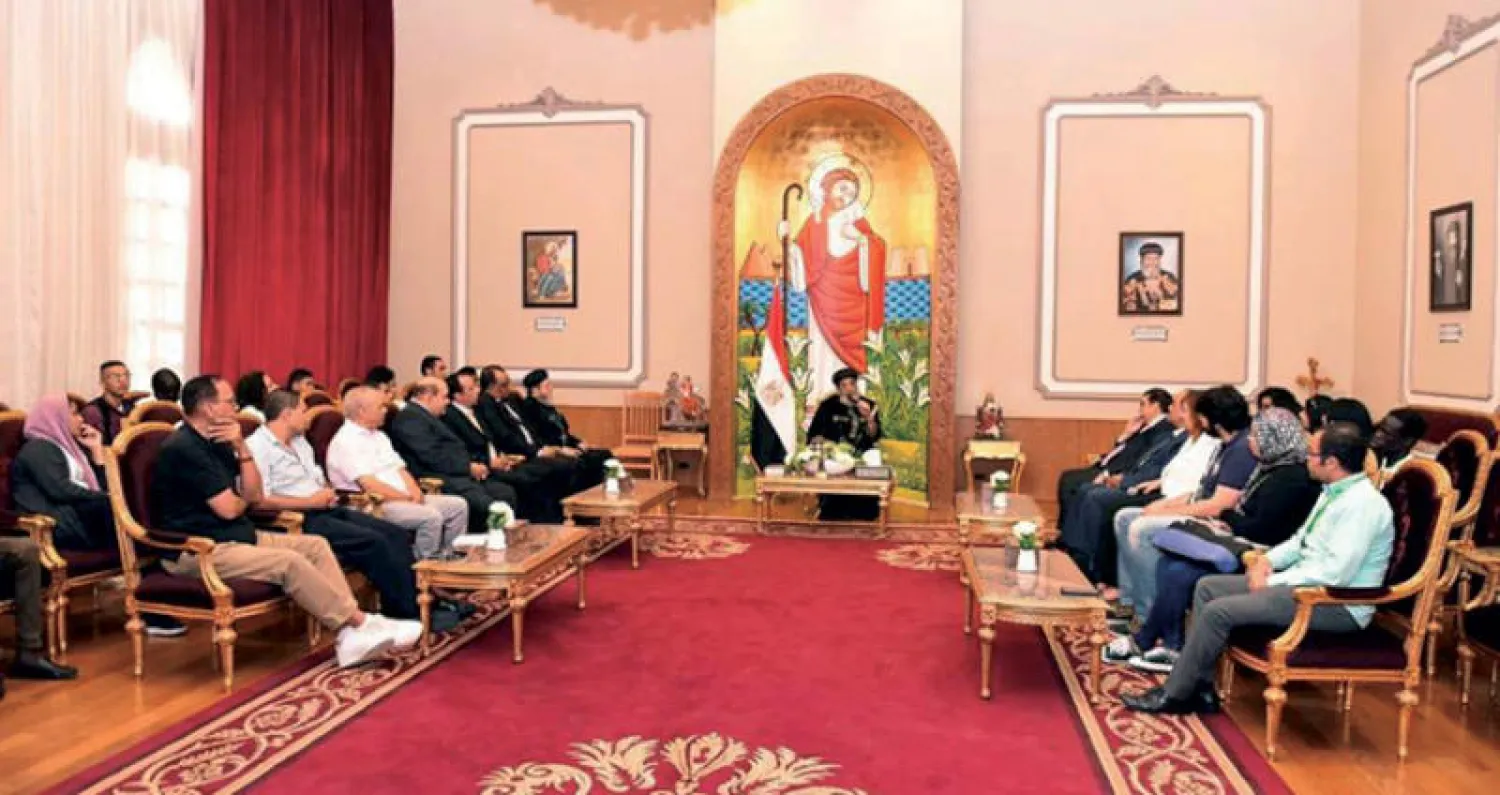 أعضاء «مبادرة صناع السلام» خلال لقائهم مع بابا الأقباط («الشرق الأوسط»)