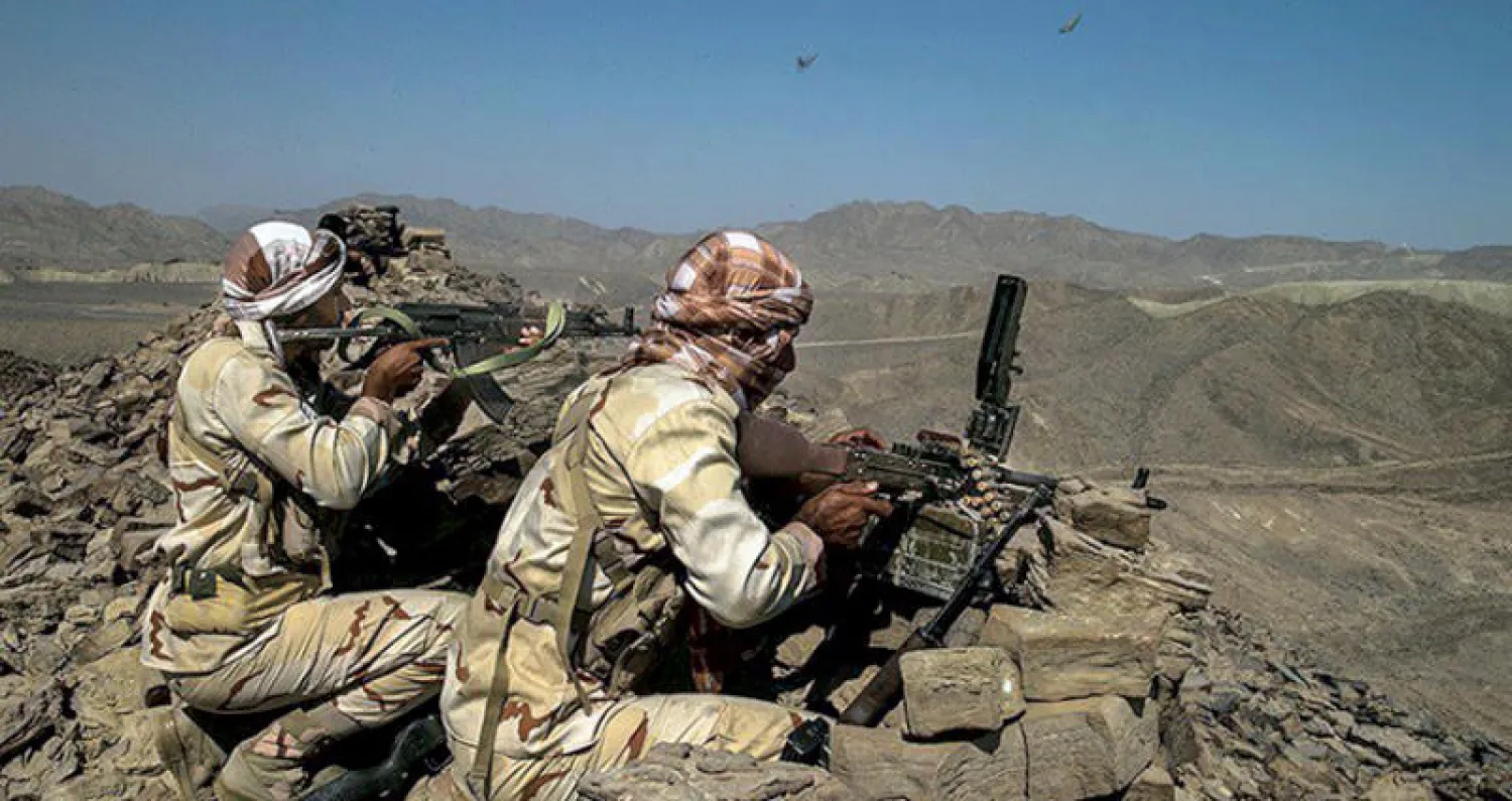 جنود من حرس الحدود الإيراني يراقبون في مقر أمني بجبال بلوشستان قرب الأراضي الباكستانية (تسنيم)