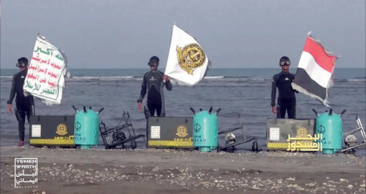 صورة نشرتها وسائل الإعلام التابعة للميليشيات الحوثية تظهر خلالها الألغام البحرية وشعارات الجماعة الطائفية