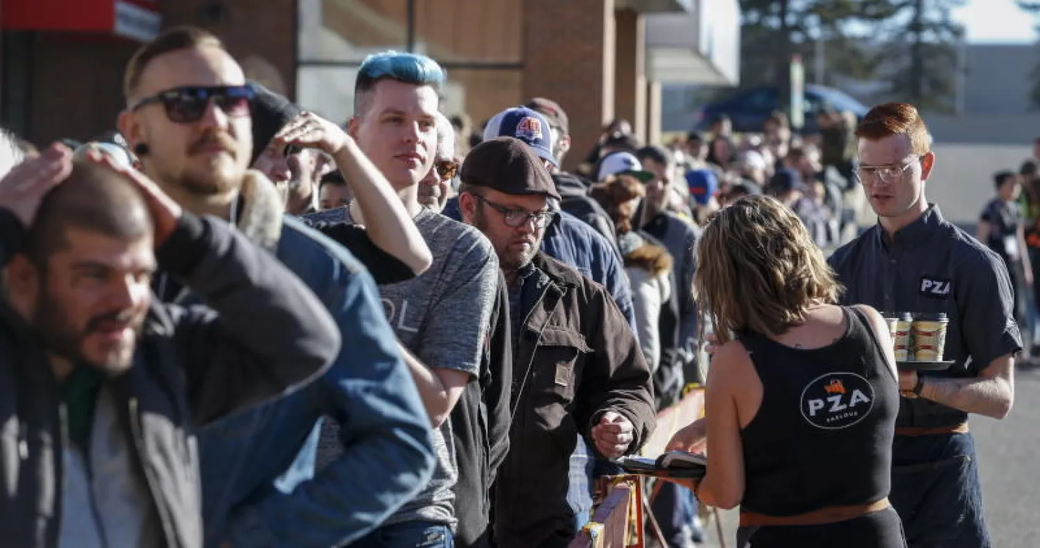 اشخاص يقفون في طابور بانتظار دورهم لشراء الماريغوانا (أ.ب) 