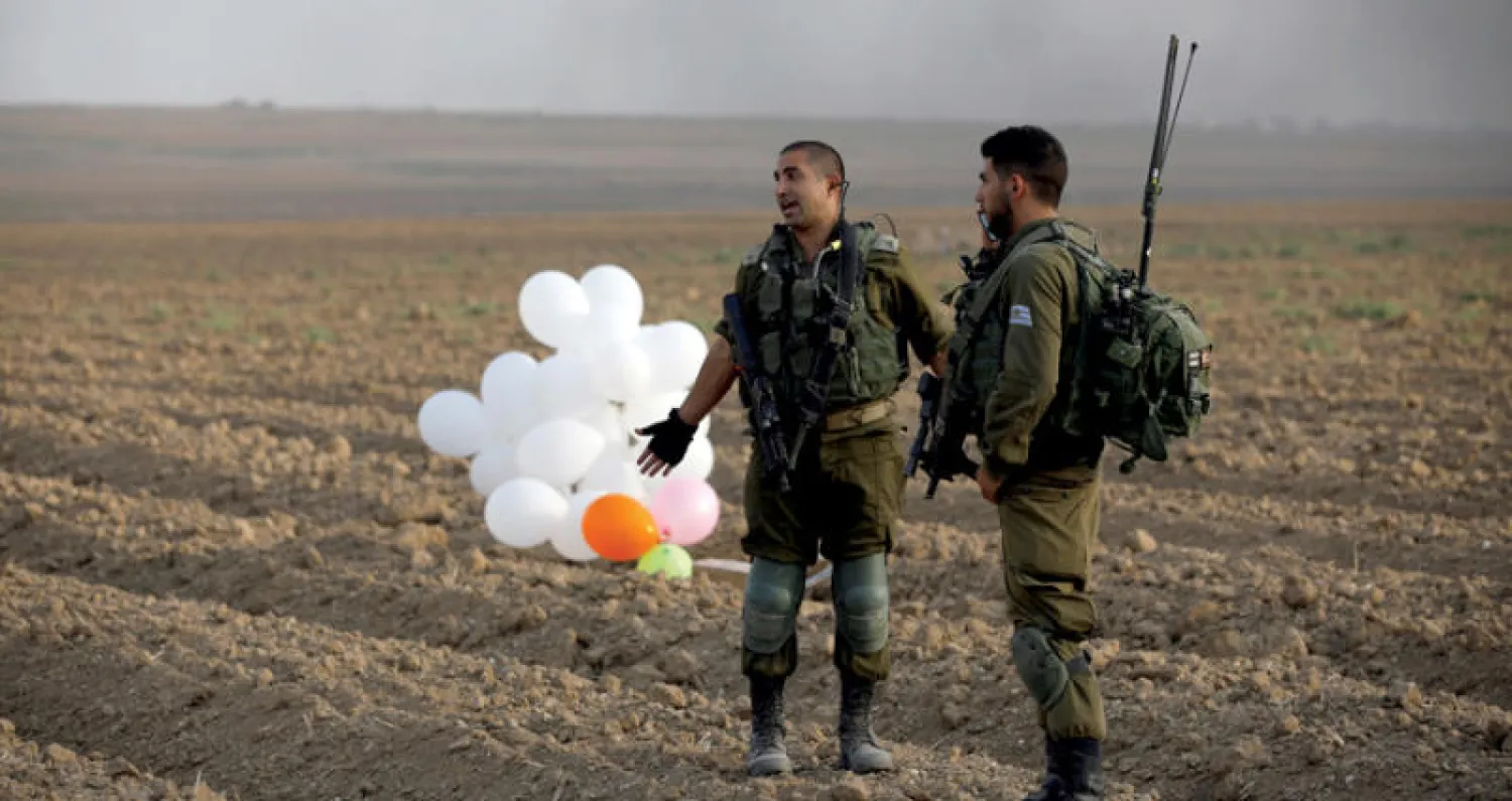 جنديان إسرائيليان على الحدود مع قطاع غزة (رويترز)