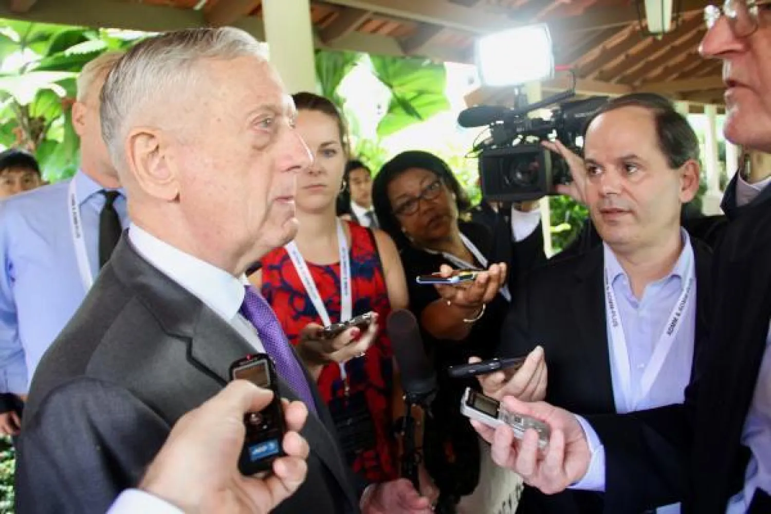 وزير الدفاع الأميركي جيم ماتيس يتحدث للصحافيين على هامش قمة رابطة دول جنوب آسيا في سنغافورة (ا.ف.ب)